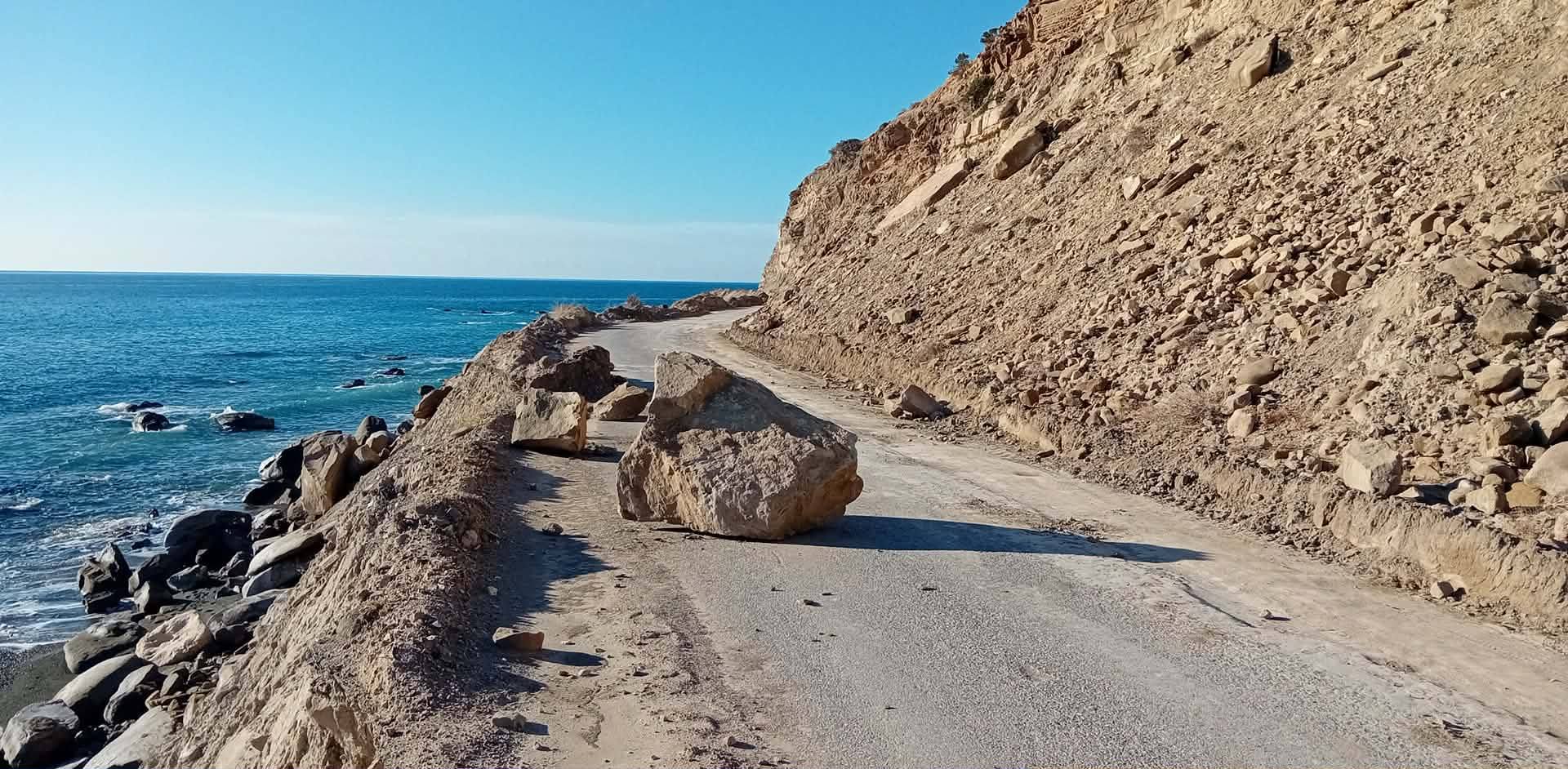 Ηράκλειο: Από θαύμα δεν έχουμε θύματα - Βράχια κρέμονται πάνω από τον δρόμο Τέρτσα–Μύρτος 4 Ηράκλειο: Από θαύμα δεν έχουμε θύματα - Βράχια κρέμονται πάνω από τον δρόμο Τέρτσα–Μύρτος